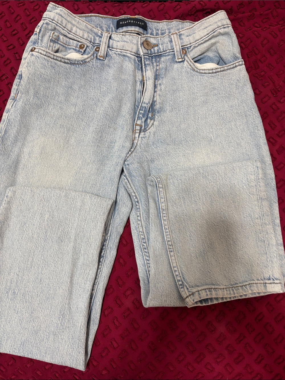 Aeropostale Light Wash women’s Relaxed Denim Jeans